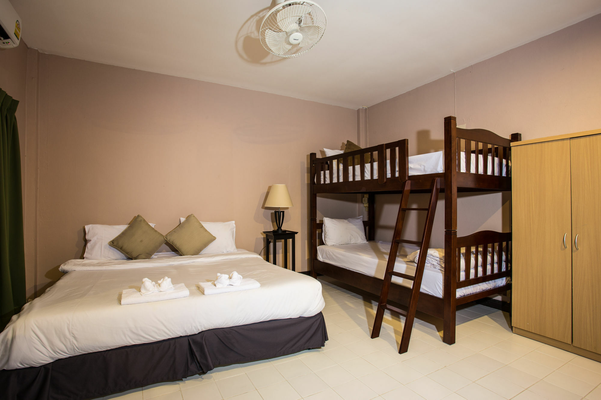Kata Beachwalk Hotel And Bungalows Экстерьер фото