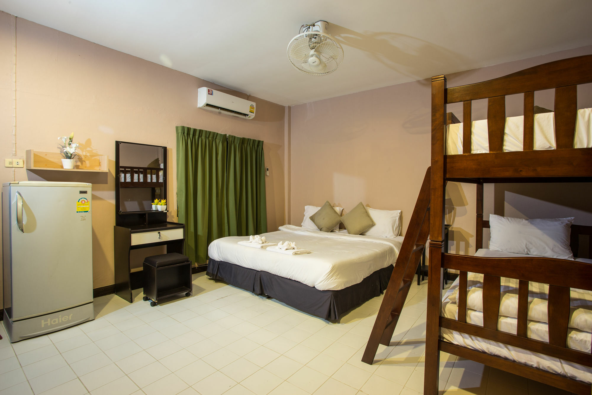 Kata Beachwalk Hotel And Bungalows Экстерьер фото